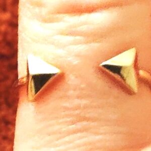 10kt yellow gold arrow ring size 8 but it adjusts